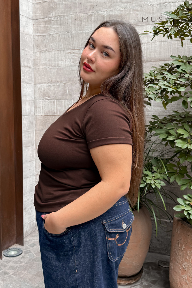 POLO ESENCIAL CLAUDIA  - CAFÉ